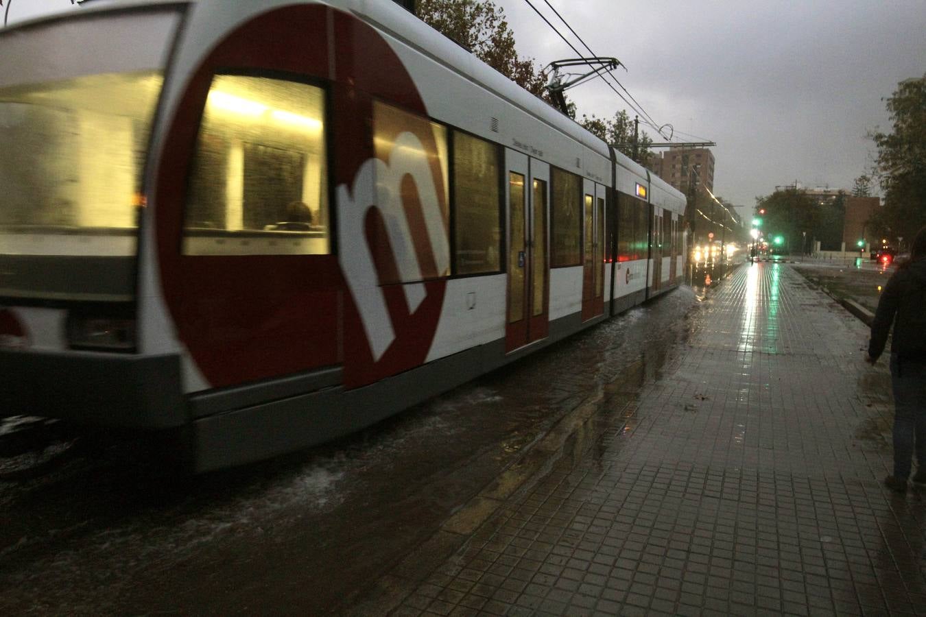 La lluvia descarga con fuerza sobre la capital del Turia durante el mediodía de este viernes