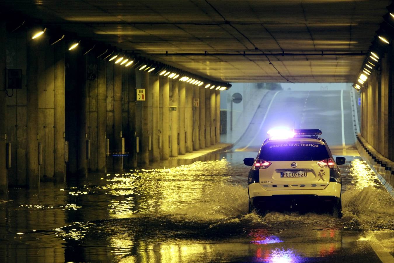 La lluvia descarga con fuerza sobre la capital del Turia durante el mediodía de este viernes