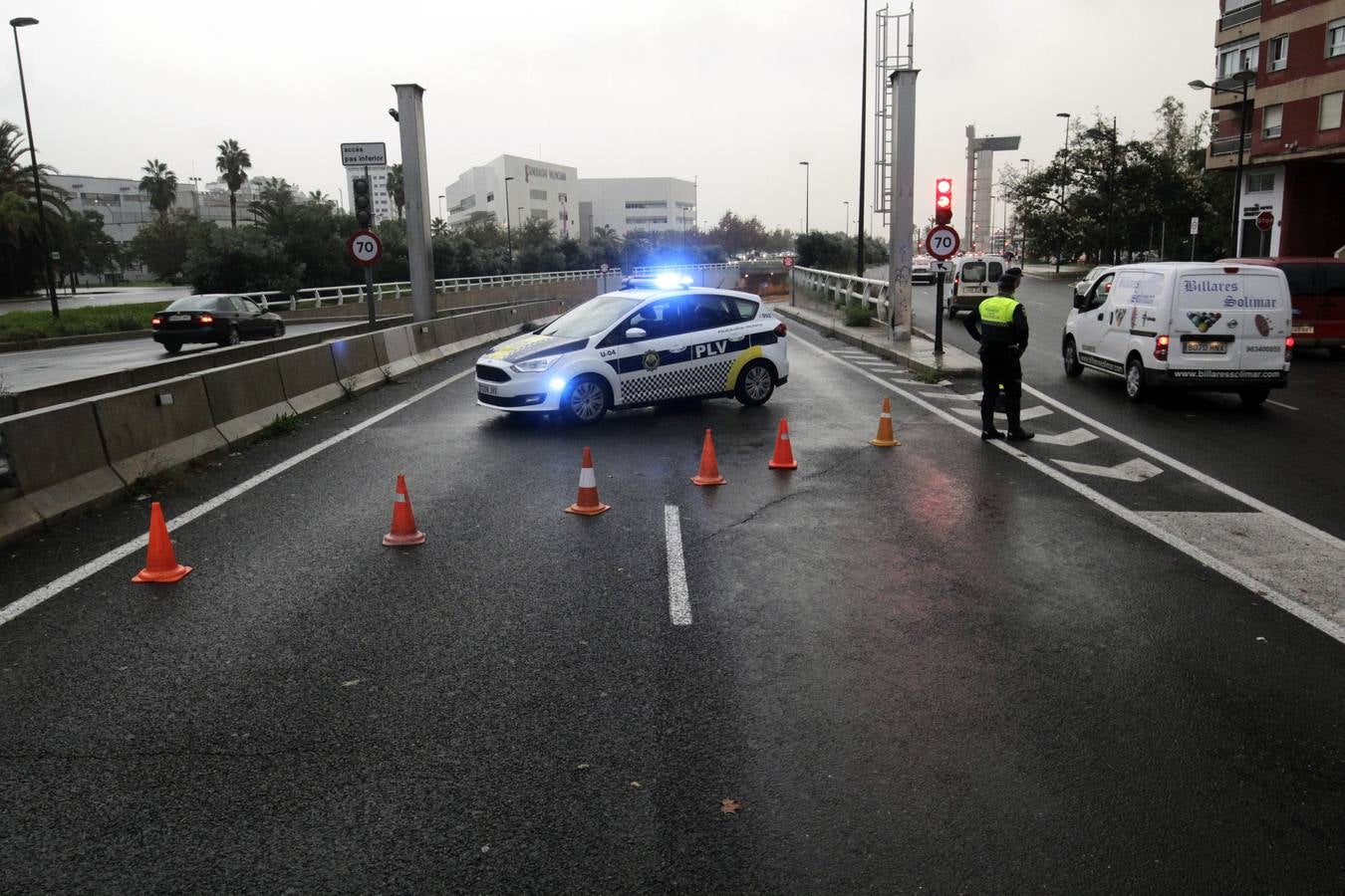 La lluvia descarga con fuerza sobre la capital del Turia durante el mediodía de este viernes