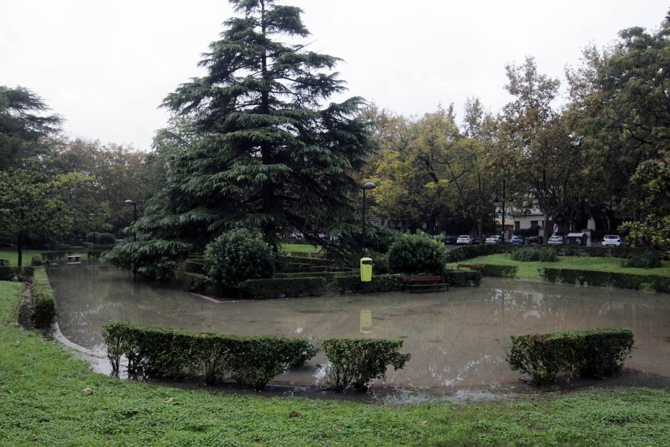 La lluvia descarga con fuerza sobre la capital del Turia durante el mediodía de este viernes