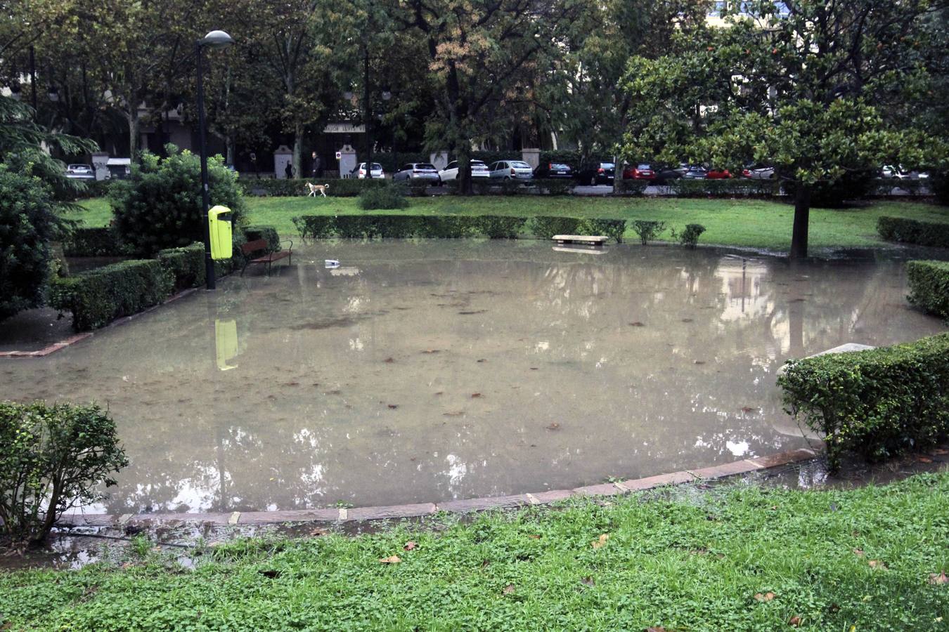 La lluvia descarga con fuerza sobre la capital del Turia durante el mediodía de este viernes