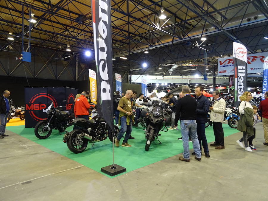 Las ferias 2Ruedas y VLC Bikes han comenzado este viernes en Feria Valencia con un escaparate que este año dispone de una oferta de más de 1.600 motos y bicis de un centenar de marcas, un 23 % más que en la anterior edición. Entre las novedades de este año, los organizadores han destacado la apuesta de muchas marcas por la movilidad eléctrica, como la de la asiática NIU, que presenta en exclusiva su nuevo modelo, o la nueva Vespa eléctrica.