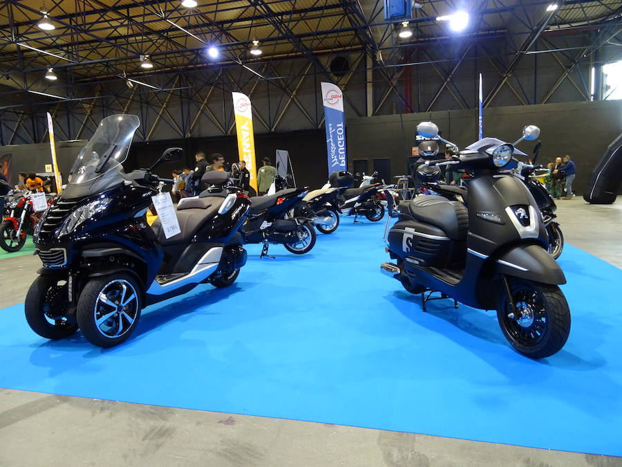 Las ferias 2Ruedas y VLC Bikes han comenzado este viernes en Feria Valencia con un escaparate que este año dispone de una oferta de más de 1.600 motos y bicis de un centenar de marcas, un 23 % más que en la anterior edición. Entre las novedades de este año, los organizadores han destacado la apuesta de muchas marcas por la movilidad eléctrica, como la de la asiática NIU, que presenta en exclusiva su nuevo modelo, o la nueva Vespa eléctrica.