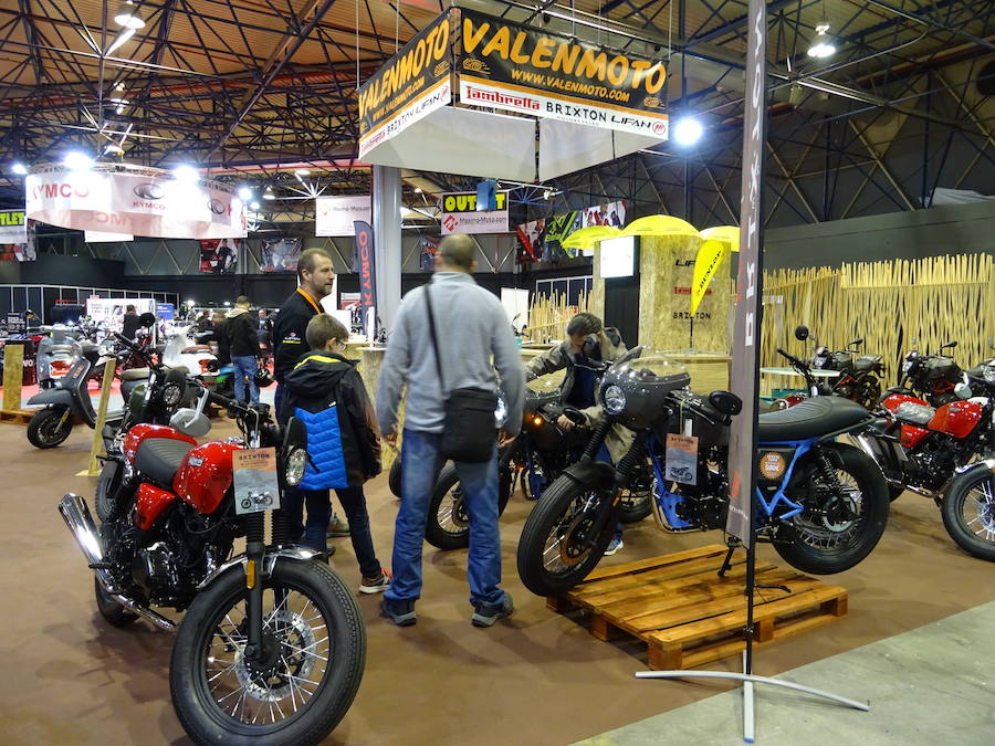 Las ferias 2Ruedas y VLC Bikes han comenzado este viernes en Feria Valencia con un escaparate que este año dispone de una oferta de más de 1.600 motos y bicis de un centenar de marcas, un 23 % más que en la anterior edición. Entre las novedades de este año, los organizadores han destacado la apuesta de muchas marcas por la movilidad eléctrica, como la de la asiática NIU, que presenta en exclusiva su nuevo modelo, o la nueva Vespa eléctrica.