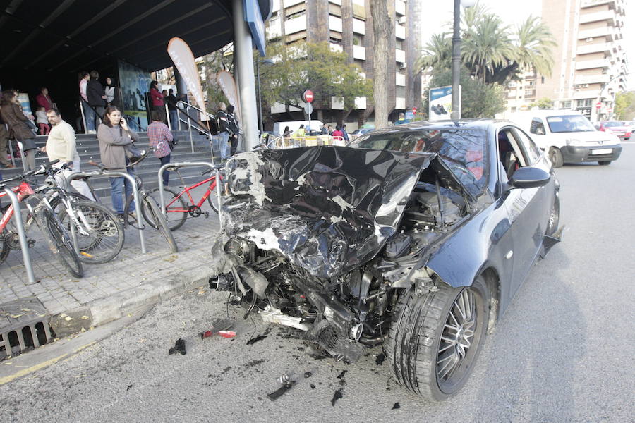 Uno de los dos conductores implicados se ha saltado un semáforo en rojo en el cruce a la altura de Decathlon