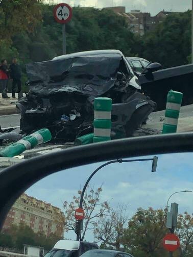 Uno de los dos conductores implicados se ha saltado un semáforo en rojo en el cruce a la altura de Decathlon