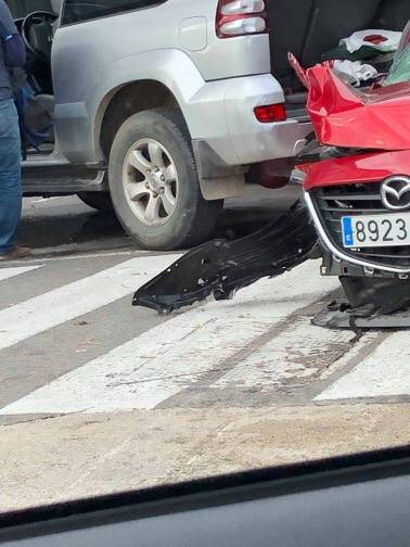 Uno de los dos conductores implicados se ha saltado un semáforo en rojo en el cruce a la altura de Decathlon