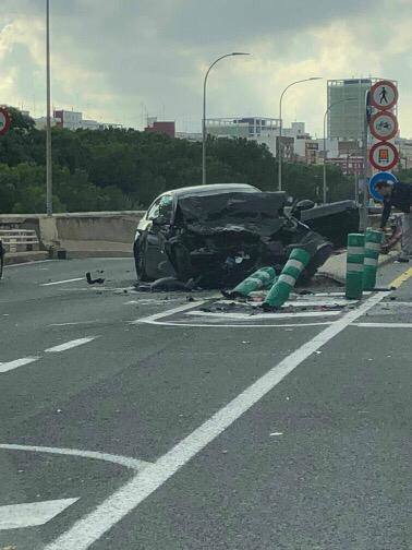 Uno de los dos conductores implicados se ha saltado un semáforo en rojo en el cruce a la altura de Decathlon