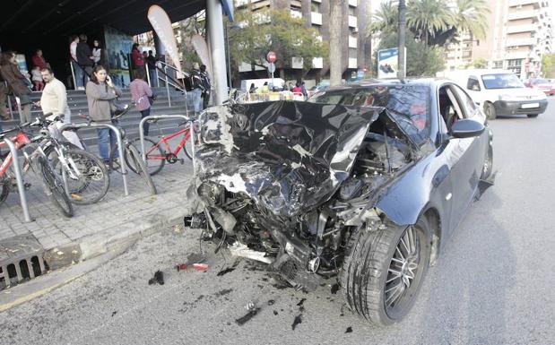 Vehículo implicado en el brutal choque en la avenida Tirso de Molina de Valencia.