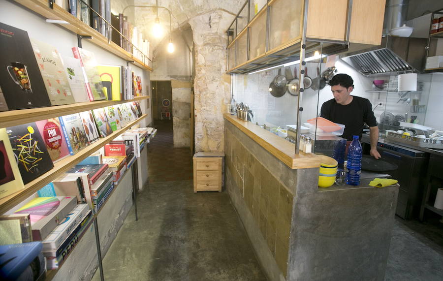 El peculiar local del centro de Valencia cesa su actividad cultural y gastronómica tras cuatro años de libros y cocina.