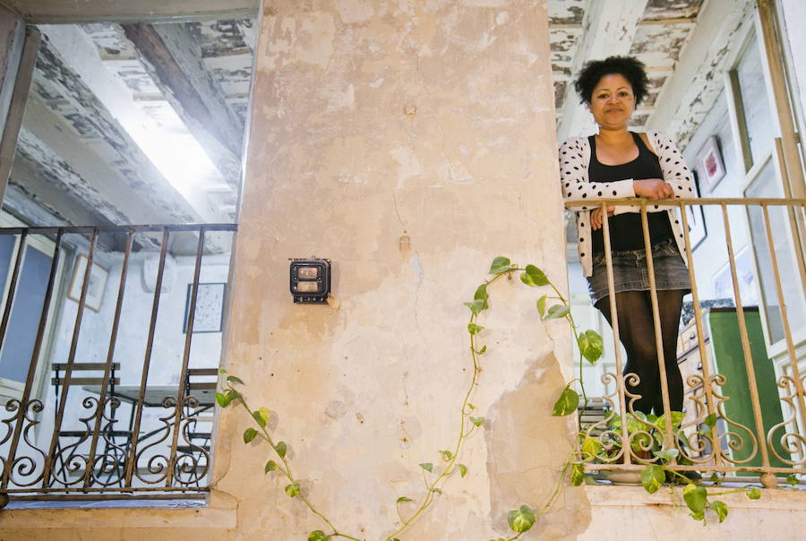 El peculiar local del centor de Valencia cesa su actividad cultural y gastronómica tras cuatro años de libros y cocina.