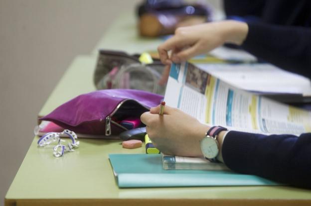 Una alumna de Bachillerato, en un colegio de ideario católico de Valencia. 