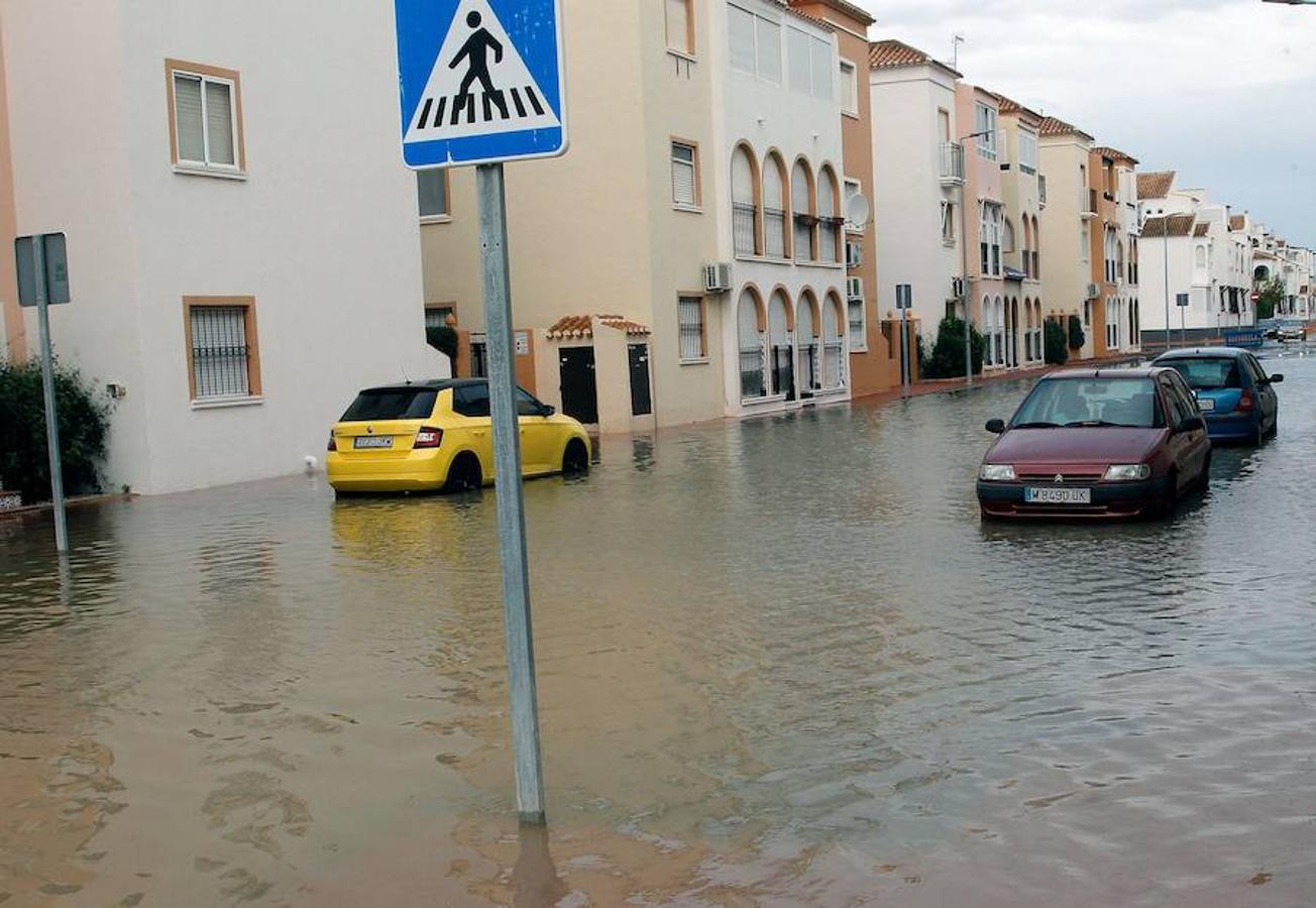 Más de 100 litros caídos esta noche en Torrevieja han provocado distintos problemas en la ciudad. 