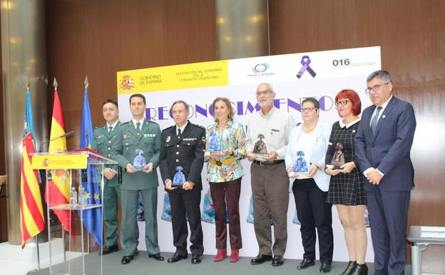 Galardonados durante los premios premios que otorga la Delegación del Gobierno en la Comunitat Valenciana para reconocer la labor de personas y entidades en su lucha contra la violencia machista. 