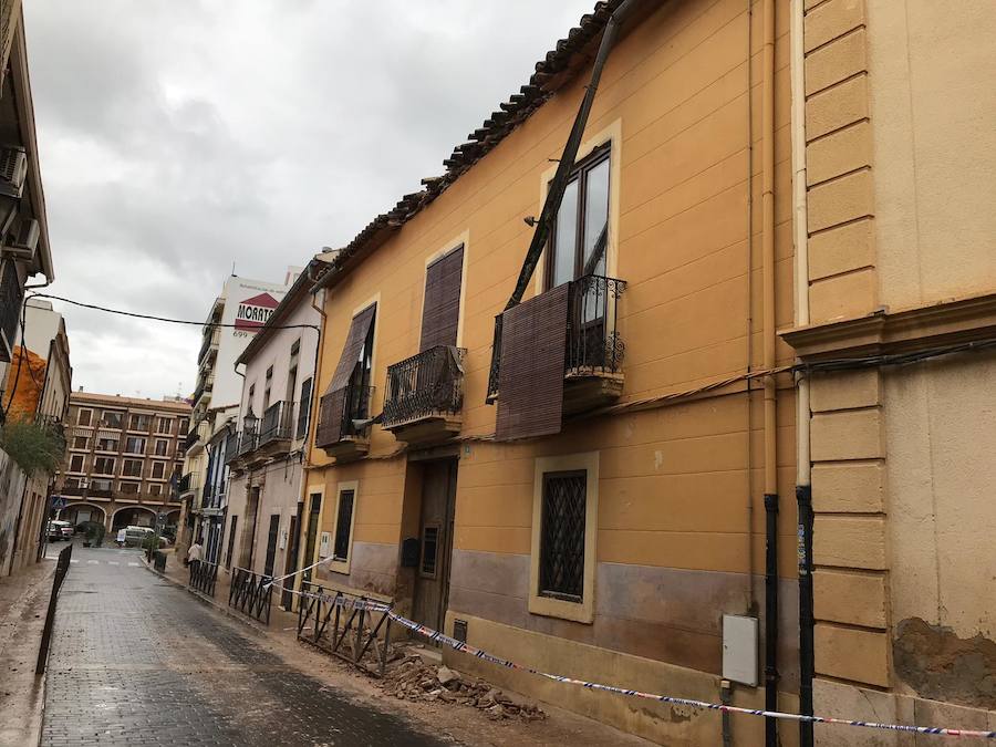 El temporal causa desprendimientos en un tejado de Rocafort.