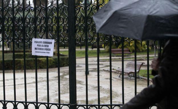 Valencia cierra sus parques y jardines vallados ante la alerta por lluvias