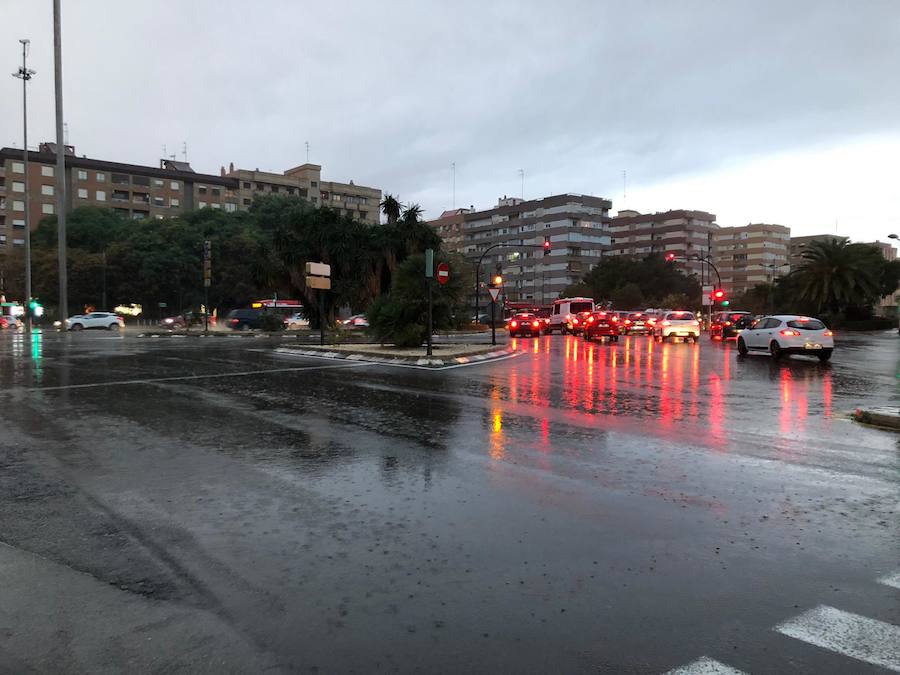 El agua reaparece en la capital del Turia.