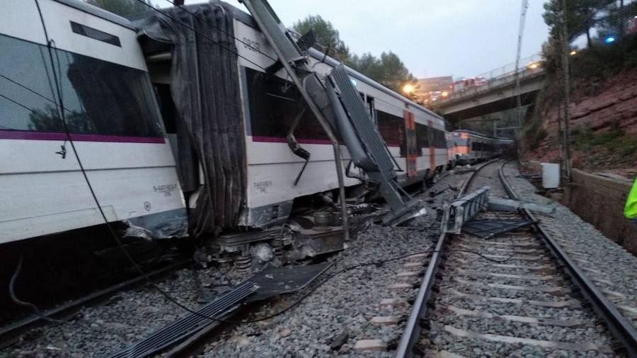 El servicio de Cercanías de Renfe se tiñó hoy de luto en Barcelona. Un tren de la línea 4, que cubría el tramo entre Manresa y Barcelona, descarriló poco después de las seis de la mañana, en el primer tren del día, a la altura de la localidad de Vacarisses (Barcelona), como consecuencia de la caída sobre la vía de tierra y piedras del talud.