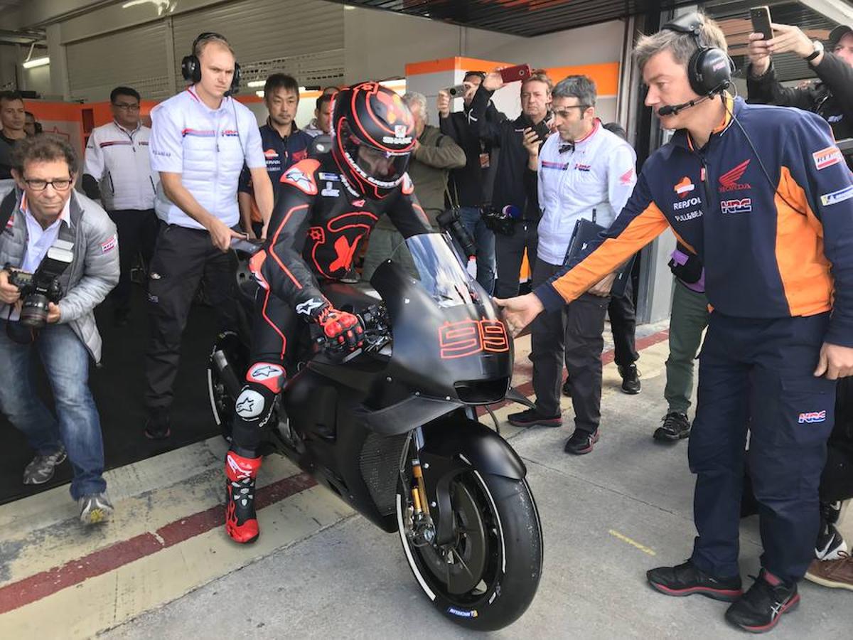 Fotos: Lorenzo ya rueda con Repsol Honda en Cheste