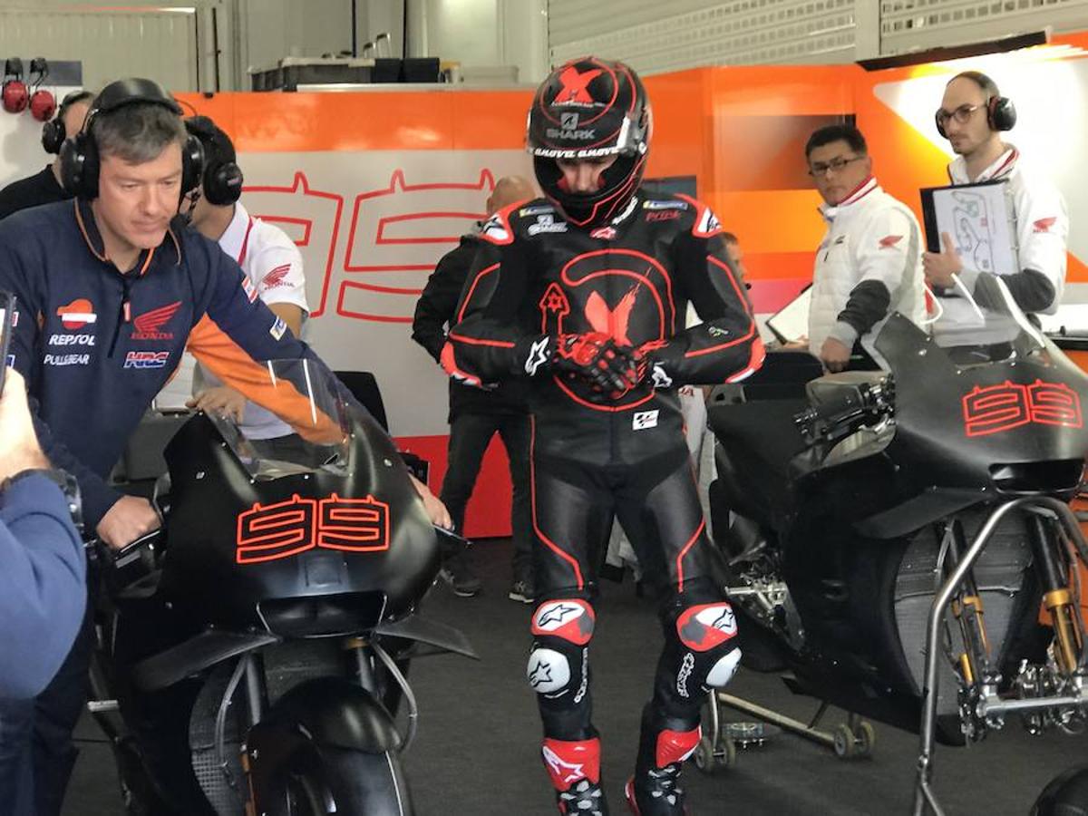 Fotos: Lorenzo ya rueda con Repsol Honda en Cheste