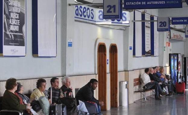 Viajeros junto a los aseos de la estación de autobuses.