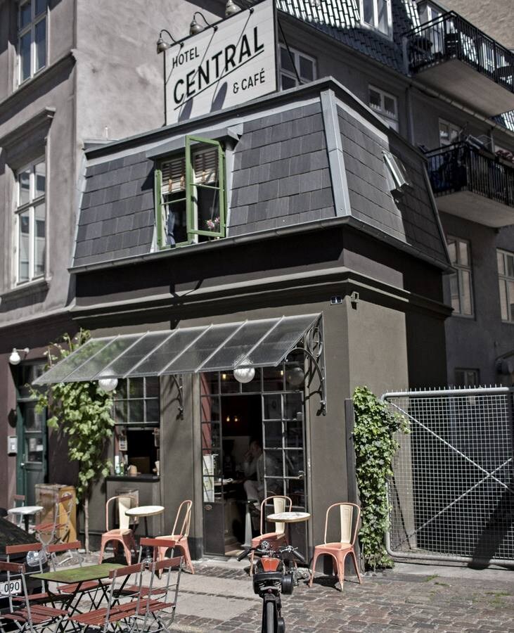 Hay polémica sobre el hotel más pequeño del mundo, por un lado podría ser el Hotel Central & Café de Copenhague. Tiene una sola habitación de 12 metros cuadrados con todo tipo de detalles y comodidades, situada encima de la cafetería Granola Café en el barrio de Vesterbro. 