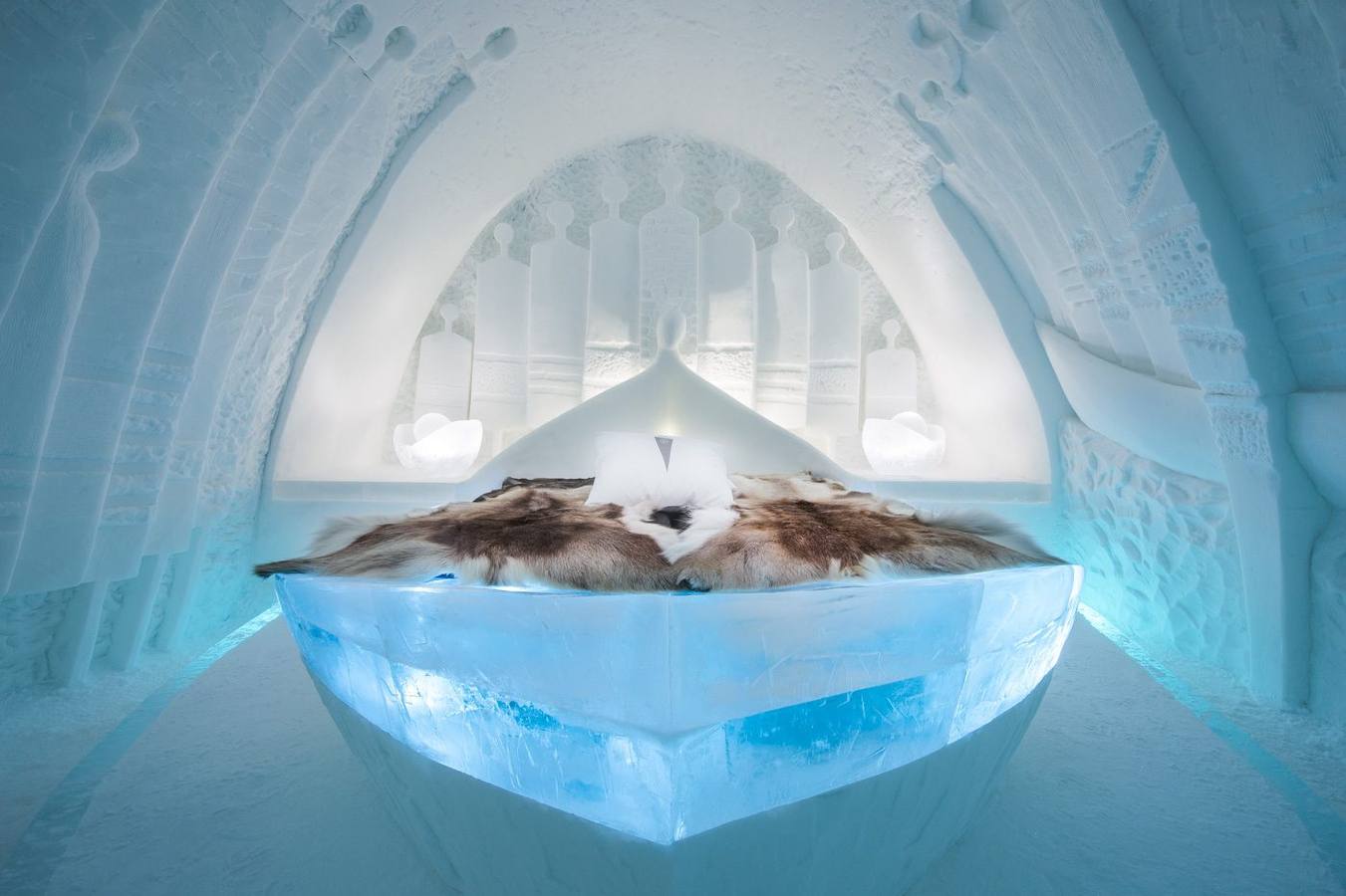 Las habitaciones del Ice Hotel sueco incluyen camas exclusivas Carpe Diem con sacos de dormir térmicos y mantas de piel de reno. ¿Y cuánto vale el hotel más frío del mundo? 