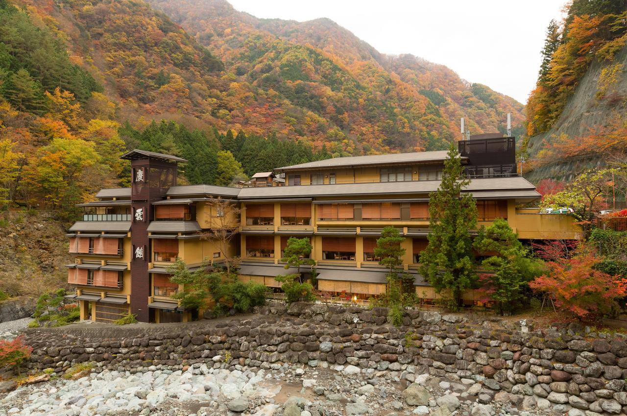 El hotel Nishiyama Onsen Keiunkan dispone de 37 habitaciones decoradas al estilo tradicional japonés, que cuestan entre 400 y 600 euros la noche. En 1997 fue renovado pero manteniendo su estética tradicional. Es especialmente popular por los beneficios de sus aguas termales que atrajeron en el pasado héroes y guerreros. 