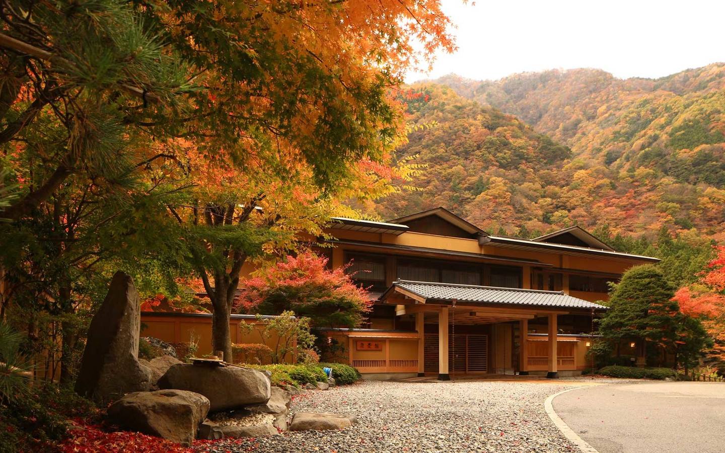 Famosos samuráis en épocas de guerra acudían al hotel Nishiyama Onsen Keiunkan para curar sus heridas y sus problemas musculares. Sus 1.313 años de antigüedad acumulan cientos, miles, de historias.