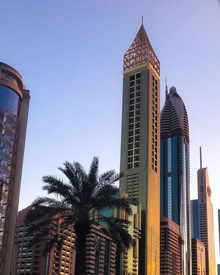 A pesar de ser el hotel más alto del mundo el lujo en el Gevora de Dubái comienza desde que uno entra por una de sus puertas giratorias del lobby: revestidas de oro macizo y se monta en uno de los ocho ascensores que posee el hotel y que tardan tan solo 38 segundos en subir los 75 pisos hasta llegar a la espectacular piscina de la azotea.