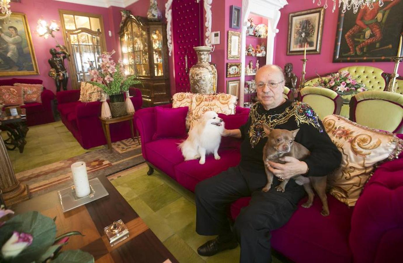 El hogar del vidente en Valencia es un fiel reflejo de su personalidad: vital, rica en estímulos y llena de cariño. Prefiere el estilo clásico, donde destacan las obras de arte y objetos con carácter como el ángel que estuvo toda la vida en la habitación de su madre y el viento lo ha ubicado en la entrada. Rappel la encontró cuando buscaba un refugio por la zona del Ensanche, un barrio que le gusta porque lo tiene todo a mano. La casa tienen la clásica estructura del barrio y el vidente tiró todo abajo para obtener un hall y sala de estar muy grande. Dos dormitorios, un salón, dos baños grandes, una amplia cocina y un patio trasero conforman el resto de la vivienda.