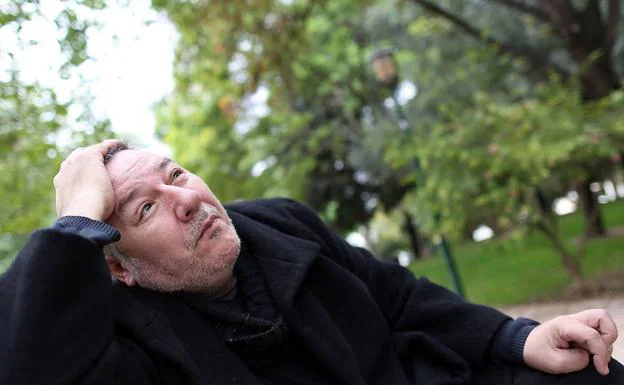Carlos Goñi viste de negro, con un largo y grueso abrigo pese a que no hace demasiado frío el día de la entrevista en l'Eliana. 