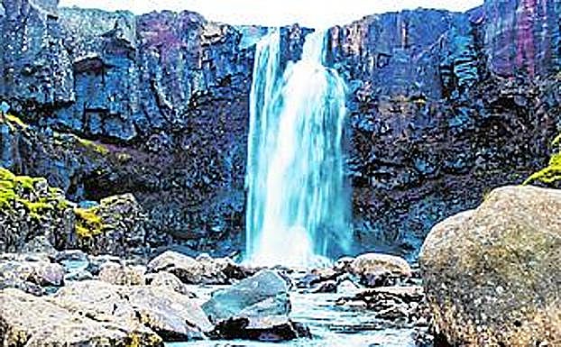 Imagen principal - 1. Cascada de Gulfoss. 2. Iceberg en Jokursarlon. 3. Marina Rodríguez.