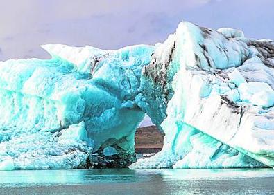 Imagen secundaria 1 - 1. Cascada de Gulfoss. 2. Iceberg en Jokursarlon. 3. Marina Rodríguez.