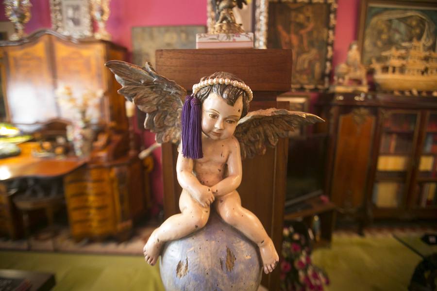 El hogar del vidente en Valencia es un fiel reflejo de su personalidad: vital, rica en estímulos y llena de cariño. Prefiere el estilo clásico, donde destacan las obras de arte y objetos con carácter como el ángel que estuvo toda la vida en la habitación de su madre y el viento lo ha ubicado en la entrada. Rappel la encontró cuando buscaba un refugio por la zona del Ensanche, un barrio que le gusta porque lo tiene todo a mano. La casa tienen la clásica estructura del barrio y el vidente tiró todo abajo para obtener un hall y sala de estar muy grande. Dos dormitorios, un salón, dos baños grandes, una amplia cocina y un patio trasero conforman el resto de la vivienda.