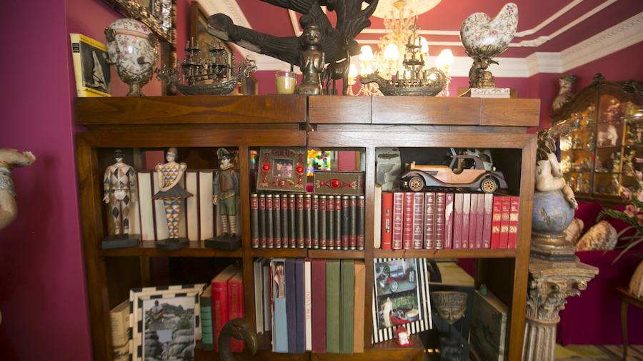 El hogar del vidente en Valencia es un fiel reflejo de su personalidad: vital, rica en estímulos y llena de cariño. Prefiere el estilo clásico, donde destacan las obras de arte y objetos con carácter como el ángel que estuvo toda la vida en la habitación de su madre y el viento lo ha ubicado en la entrada. Rappel la encontró cuando buscaba un refugio por la zona del Ensanche, un barrio que le gusta porque lo tiene todo a mano. La casa tienen la clásica estructura del barrio y el vidente tiró todo abajo para obtener un hall y sala de estar muy grande. Dos dormitorios, un salón, dos baños grandes, una amplia cocina y un patio trasero conforman el resto de la vivienda.