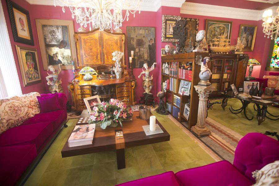 El hogar del vidente en Valencia es un fiel reflejo de su personalidad: vital, rica en estímulos y llena de cariño. Prefiere el estilo clásico, donde destacan las obras de arte y objetos con carácter como el ángel que estuvo toda la vida en la habitación de su madre y el viento lo ha ubicado en la entrada. Rappel la encontró cuando buscaba un refugio por la zona del Ensanche, un barrio que le gusta porque lo tiene todo a mano. La casa tienen la clásica estructura del barrio y el vidente tiró todo abajo para obtener un hall y sala de estar muy grande. Dos dormitorios, un salón, dos baños grandes, una amplia cocina y un patio trasero conforman el resto de la vivienda.