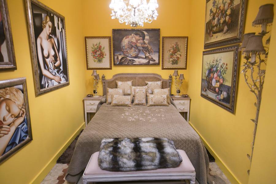 El hogar del vidente en Valencia es un fiel reflejo de su personalidad: vital, rica en estímulos y llena de cariño. Prefiere el estilo clásico, donde destacan las obras de arte y objetos con carácter como el ángel que estuvo toda la vida en la habitación de su madre y el viento lo ha ubicado en la entrada. Rappel la encontró cuando buscaba un refugio por la zona del Ensanche, un barrio que le gusta porque lo tiene todo a mano. La casa tienen la clásica estructura del barrio y el vidente tiró todo abajo para obtener un hall y sala de estar muy grande. Dos dormitorios, un salón, dos baños grandes, una amplia cocina y un patio trasero conforman el resto de la vivienda.