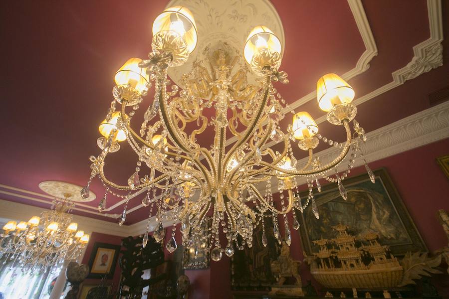 El hogar del vidente en Valencia es un fiel reflejo de su personalidad: vital, rica en estímulos y llena de cariño. Prefiere el estilo clásico, donde destacan las obras de arte y objetos con carácter como el ángel que estuvo toda la vida en la habitación de su madre y el viento lo ha ubicado en la entrada. Rappel la encontró cuando buscaba un refugio por la zona del Ensanche, un barrio que le gusta porque lo tiene todo a mano. La casa tienen la clásica estructura del barrio y el vidente tiró todo abajo para obtener un hall y sala de estar muy grande. Dos dormitorios, un salón, dos baños grandes, una amplia cocina y un patio trasero conforman el resto de la vivienda.
