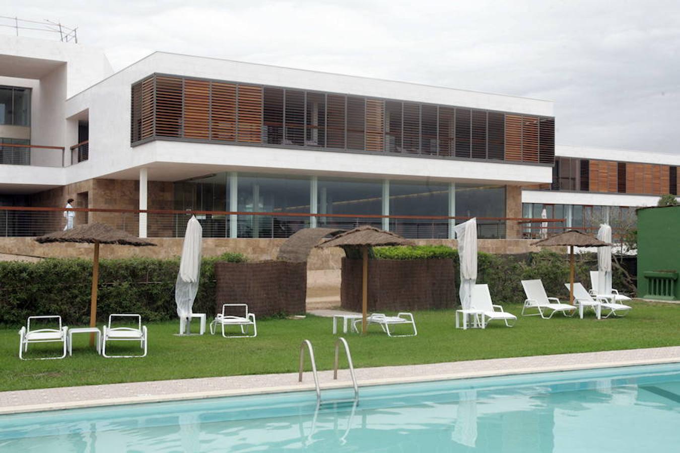 EL SALER. Este hotel es perfecto para los amantes del golf y la naturaleza, dado que cuenta con un extenso terreno habilitado para este tipo de deporte y su ubicación está próxima a la Albufera de Valencia.