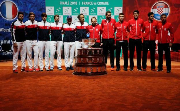 Los equipos de Francia y Croacia, durante el sorteo de la final. 