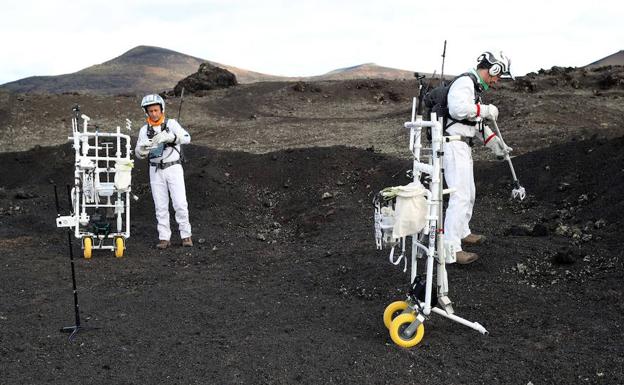 Miembros de la ESA actualizan la tecnología 'Apolo' en Lanzarote.