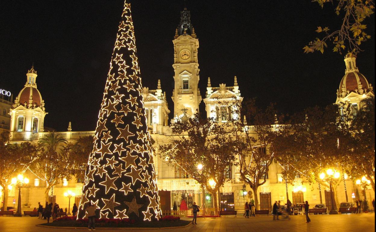 Descuentos Navidad | Cómo conseguir descuentos para la pista de hielo del Ayuntamiento de Valencia y el trenet