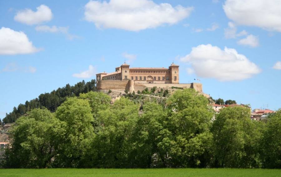 ALCAÑIZ. La localidad de Alcañiz es uno de los tesoros más destacados del territorio aragonés. Su parador reside en un castillo-convento de los siglos XII-XIII. En la actualidad todavía se puede apreciar gran parte de su legado como la sacristía o la torre del homenaje. Su fachada barroca y los murales góticos no pasan desapercibidos para los huéspedes.