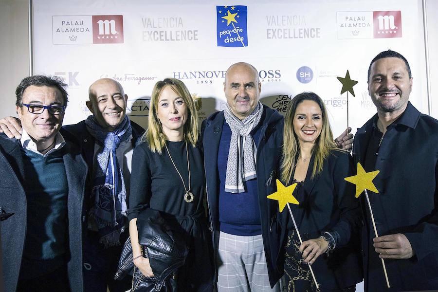 La Fundación Pequeño Deseo organizó su primer 'Encuentro Solidario' y lo hizo en Àtic, en el Palau Alameda. Carles Villeta ejerció de maestro de ceremonias en una fiesta a la que acudieron representantes del mundo socioeconómico y cultural valenciano.Marta Miró, de la Fundación Pequeño Deseo, Pepe Fernández de Palau Alameda y Laura Gallego de Valencia Excellence fueron los anfitriones..