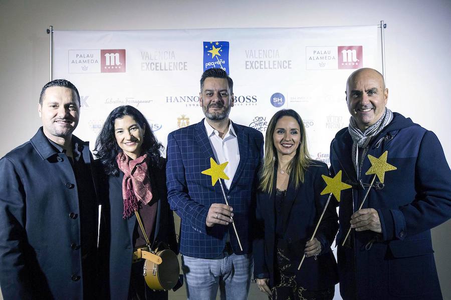 La Fundación Pequeño Deseo organizó su primer 'Encuentro Solidario' y lo hizo en Àtic, en el Palau Alameda. Carles Villeta ejerció de maestro de ceremonias en una fiesta a la que acudieron representantes del mundo socioeconómico y cultural valenciano.Marta Miró, de la Fundación Pequeño Deseo, Pepe Fernández de Palau Alameda y Laura Gallego de Valencia Excellence fueron los anfitriones..