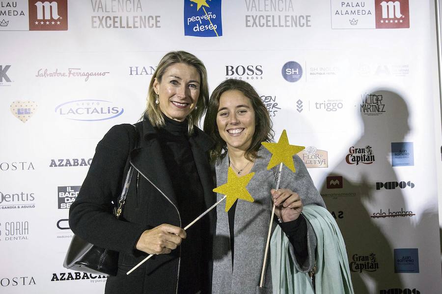 La Fundación Pequeño Deseo organizó su primer 'Encuentro Solidario' y lo hizo en Àtic, en el Palau Alameda. Carles Villeta ejerció de maestro de ceremonias en una fiesta a la que acudieron representantes del mundo socioeconómico y cultural valenciano.Marta Miró, de la Fundación Pequeño Deseo, Pepe Fernández de Palau Alameda y Laura Gallego de Valencia Excellence fueron los anfitriones..