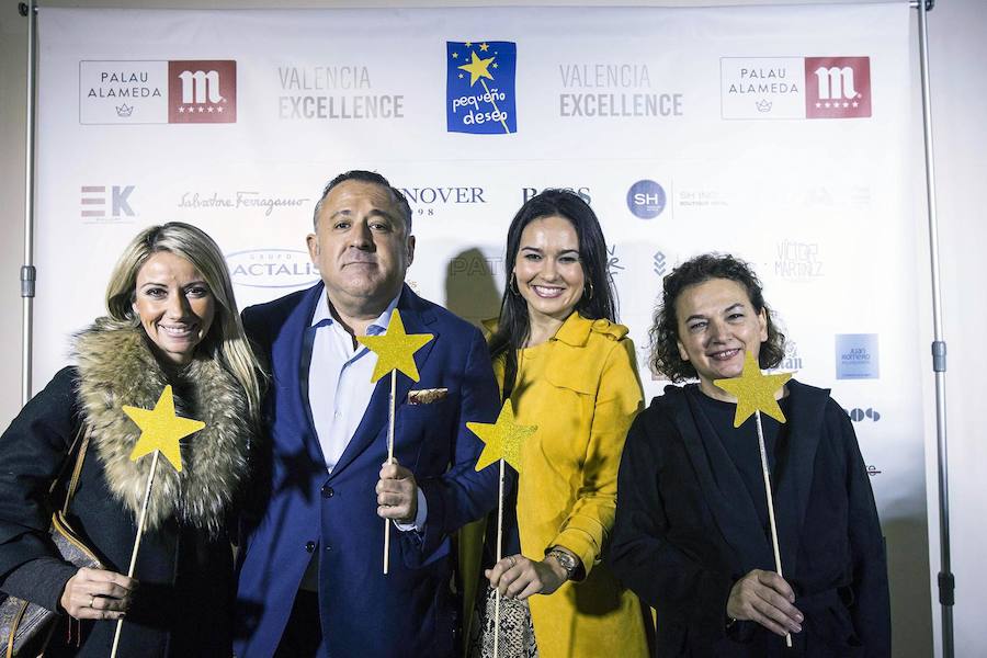 La Fundación Pequeño Deseo organizó su primer 'Encuentro Solidario' y lo hizo en Àtic, en el Palau Alameda. Carles Villeta ejerció de maestro de ceremonias en una fiesta a la que acudieron representantes del mundo socioeconómico y cultural valenciano.Marta Miró, de la Fundación Pequeño Deseo, Pepe Fernández de Palau Alameda y Laura Gallego de Valencia Excellence fueron los anfitriones..