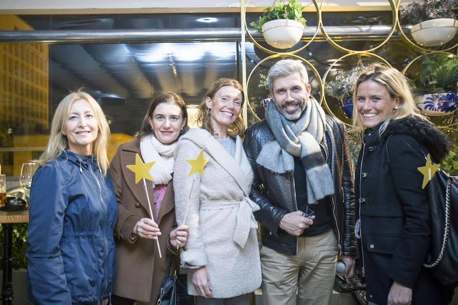 La Fundación Pequeño Deseo organizó su primer 'Encuentro Solidario' y lo hizo en Àtic, en el Palau Alameda. Carles Villeta ejerció de maestro de ceremonias en una fiesta a la que acudieron representantes del mundo socioeconómico y cultural valenciano.Marta Miró, de la Fundación Pequeño Deseo, Pepe Fernández de Palau Alameda y Laura Gallego de Valencia Excellence fueron los anfitriones..