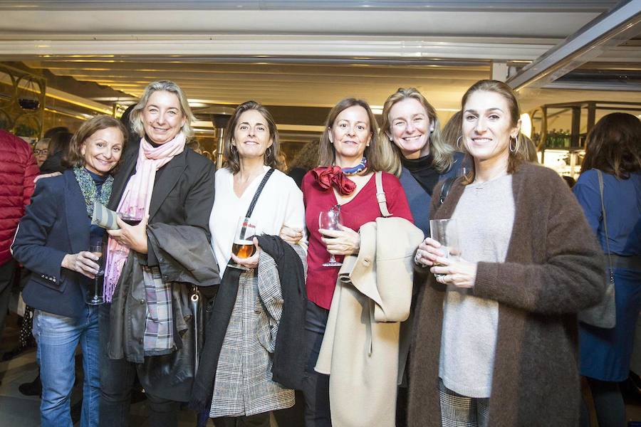 La Fundación Pequeño Deseo organizó su primer 'Encuentro Solidario' y lo hizo en Àtic, en el Palau Alameda. Carles Villeta ejerció de maestro de ceremonias en una fiesta a la que acudieron representantes del mundo socioeconómico y cultural valenciano.Marta Miró, de la Fundación Pequeño Deseo, Pepe Fernández de Palau Alameda y Laura Gallego de Valencia Excellence fueron los anfitriones..